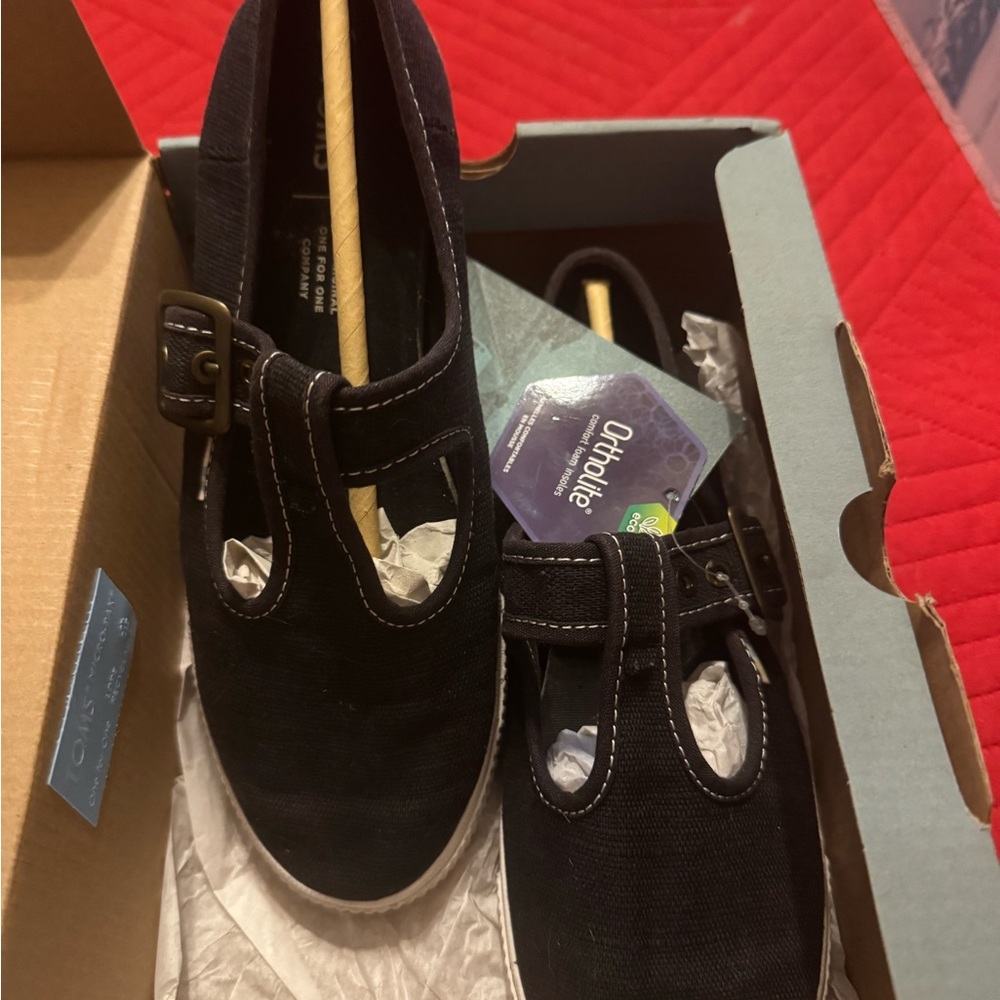 SOLD!!!!!!!!! Women’s Toms NWT